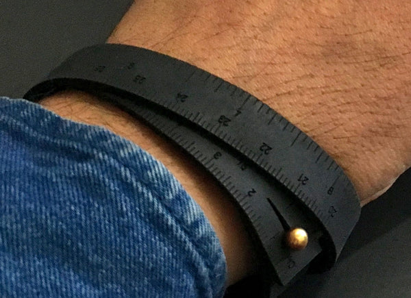 http://www.quixoticfibers.us/cdn/shop/products/black-wrist-ruler-at-desk-with-keyboard_grande.jpg?v=1570178496